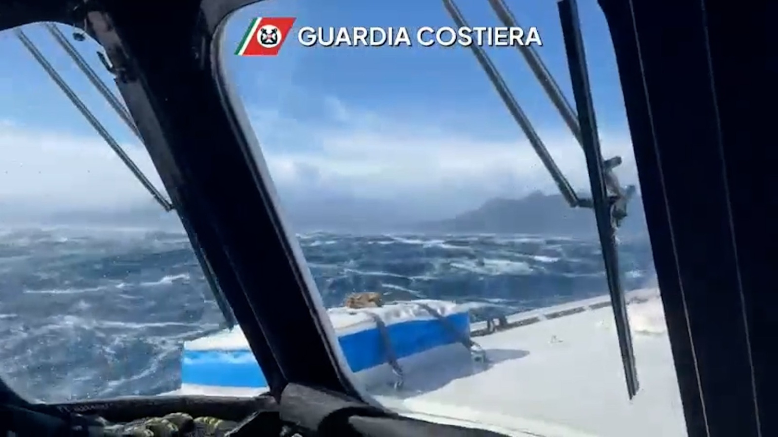 Barca affondata in Sardegna, riprendono le ricerche dei due corpi