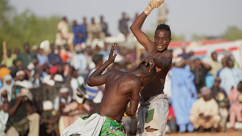 Des boxeurs s'affrontent lors d'un combat traditionnel à Kebbi, au Nigeria, le jeudi 12 février 2026.
