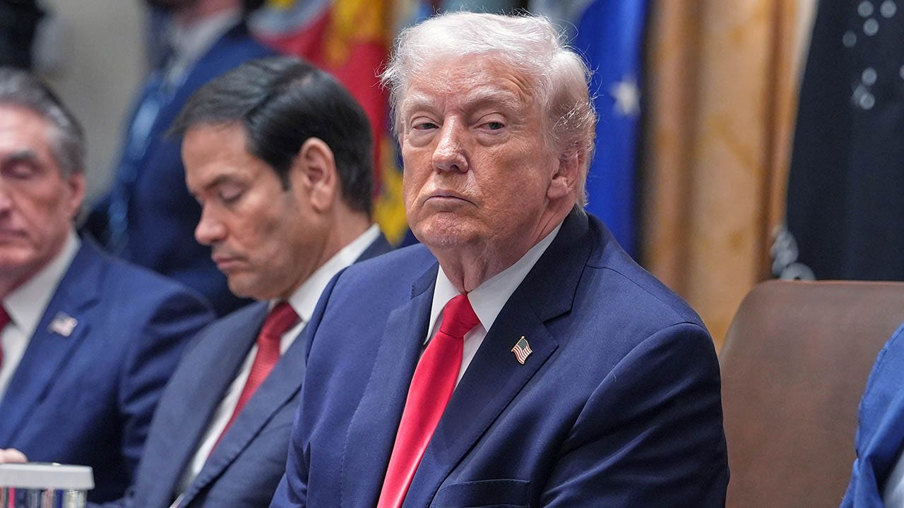 Trump pardons 5 former NFL stars for wide-ranging crimes<br><br>