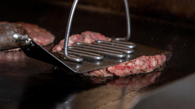 Gordon Ramsay wants you to do this for perfect smash burgers every ...
