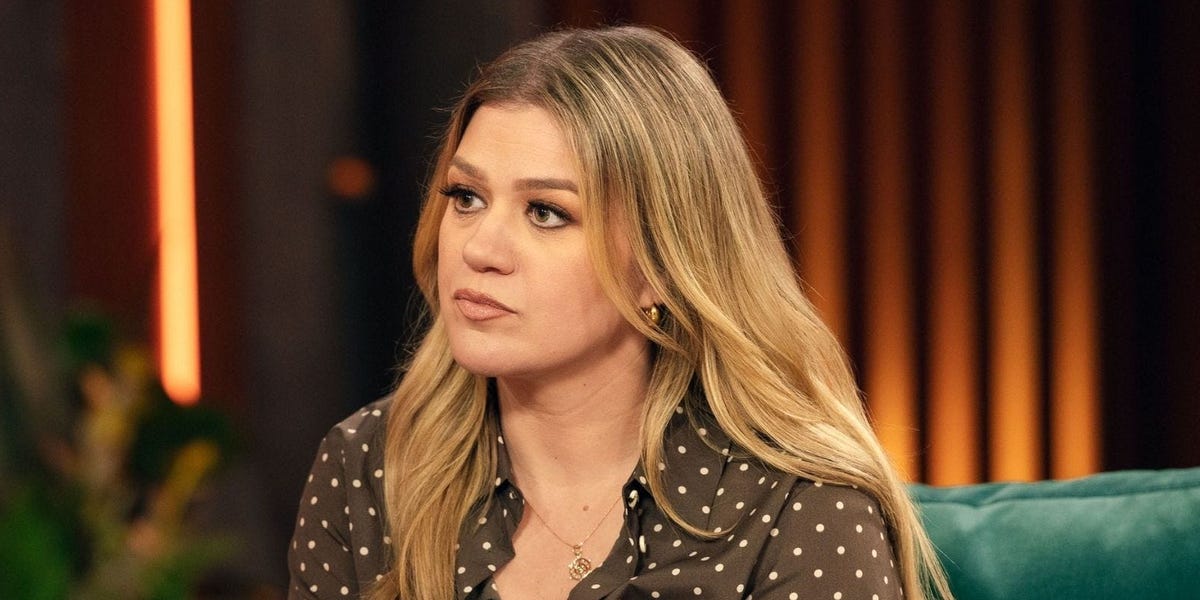 Kelly Clarkson leaves fans speechless after difficult announcement about her career<br>