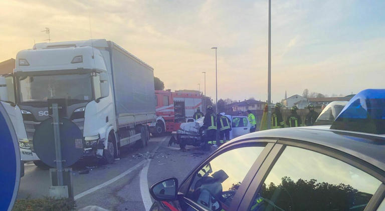 Incidente frontale tra camion e auto: morta una donna