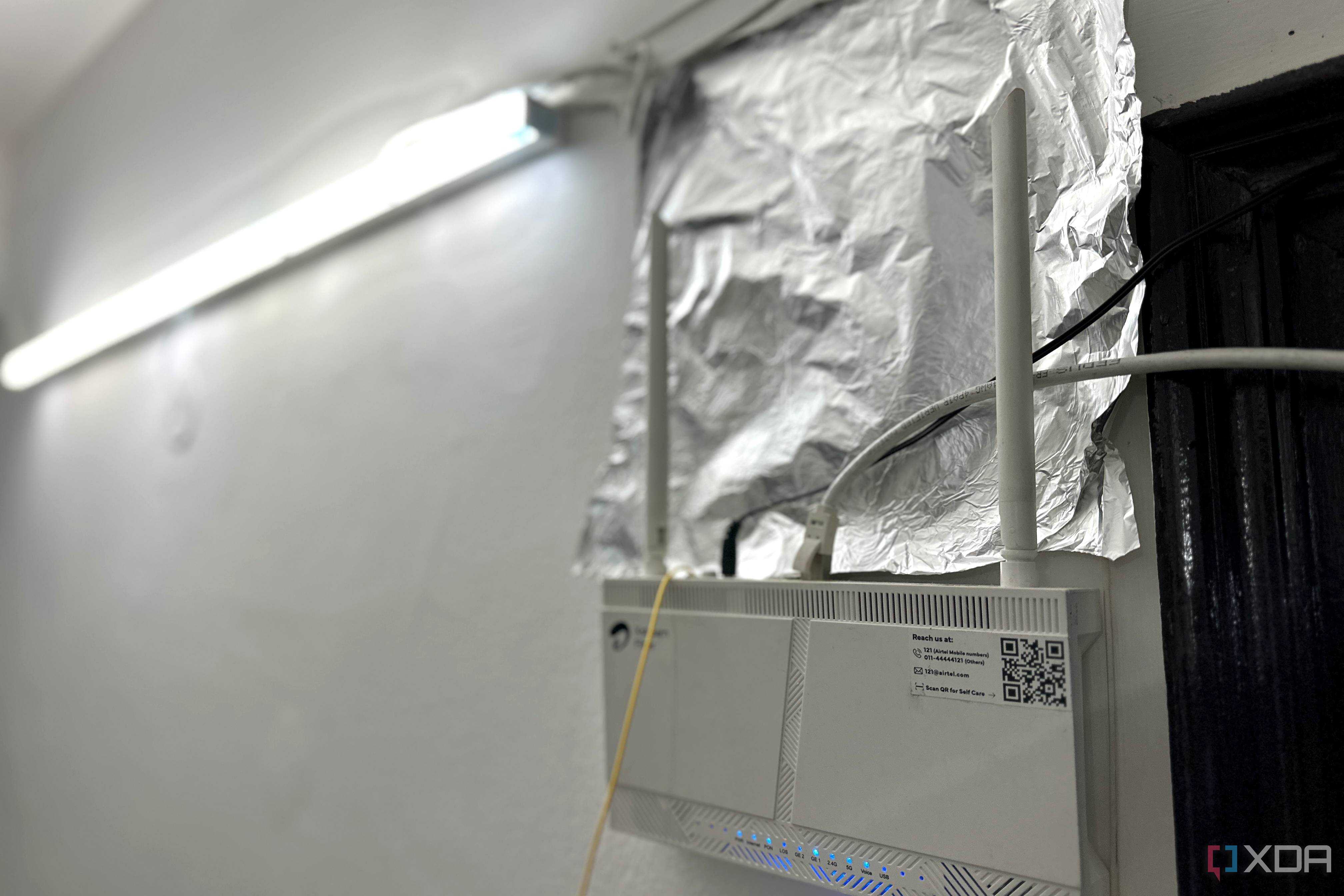 Aluminum foil placed behind a dual-band Wi-Fi router.