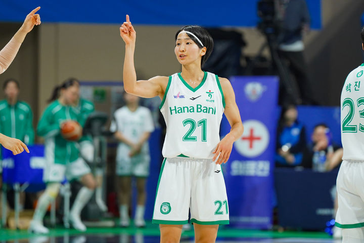여자농구 하나은행, 우리은행 71-45 대파…다시 선두 도약