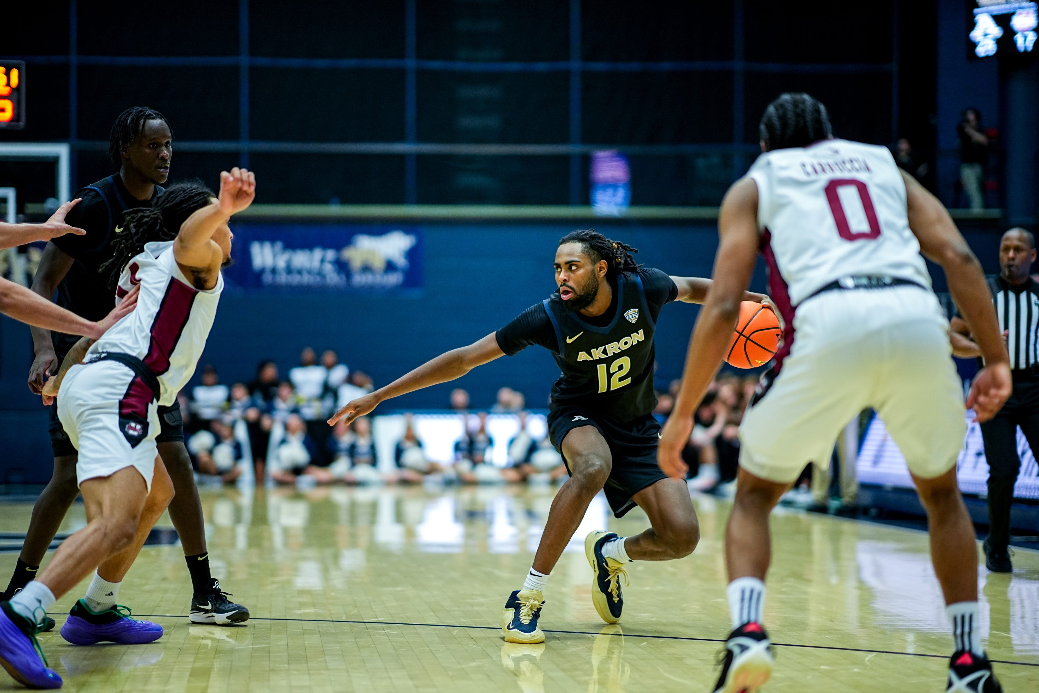 Akron men's basketball extends home win streak to match record