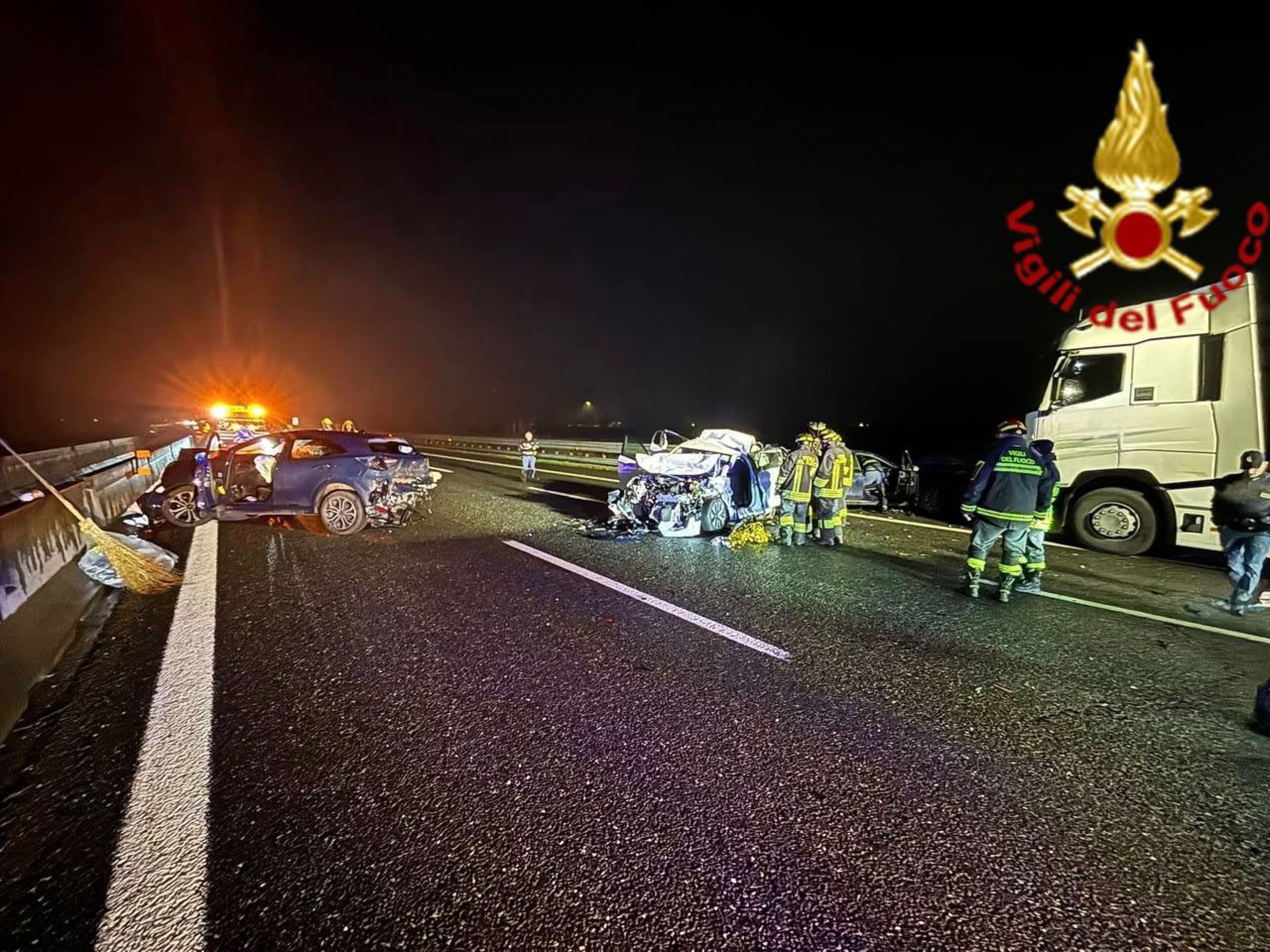 Scontro tra un tir e 3 auto in A1, dei 4 feriti uno è grave