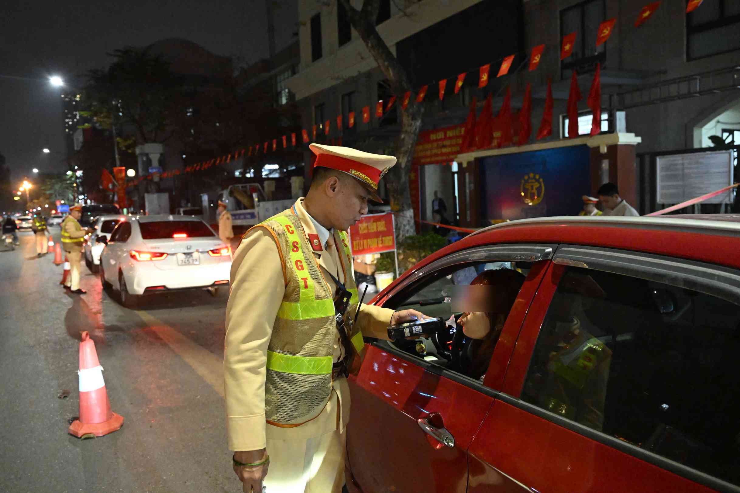 CSGT Hà Nội đồng loạt kiểm soát nồng độ cồn