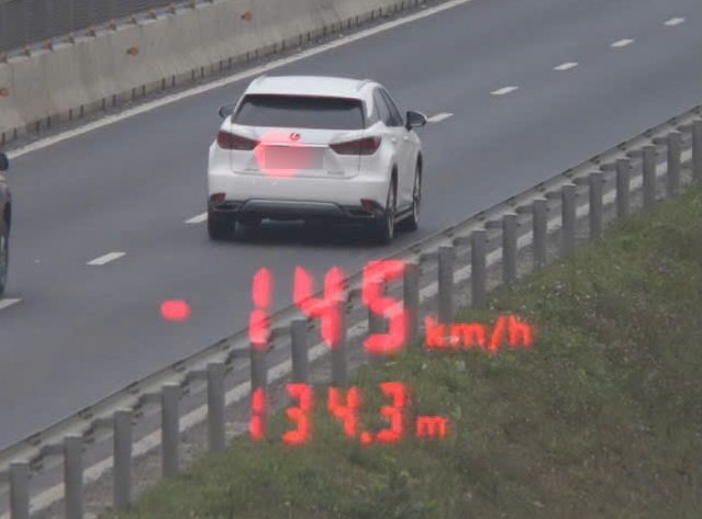 Chạy 145 km/h trên cao tốc là tự đẩy mình vào cửa tử