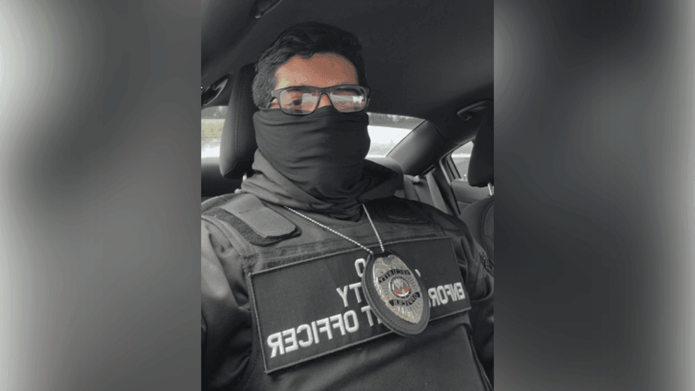 Man charged with impersonating a police officer held without bond