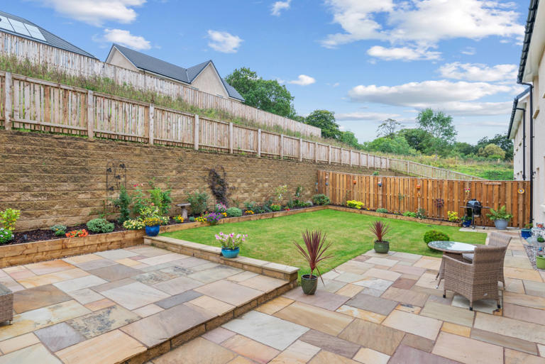 Executive detached five-bedroom family home in sought-after Linlithgow ...