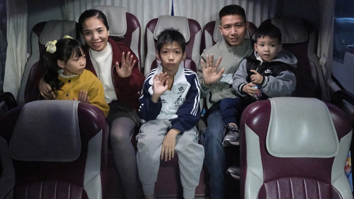 5h30 sáng 27 Tết, công nhân xếp hàng lên chuyến xe 0 đồng về quê