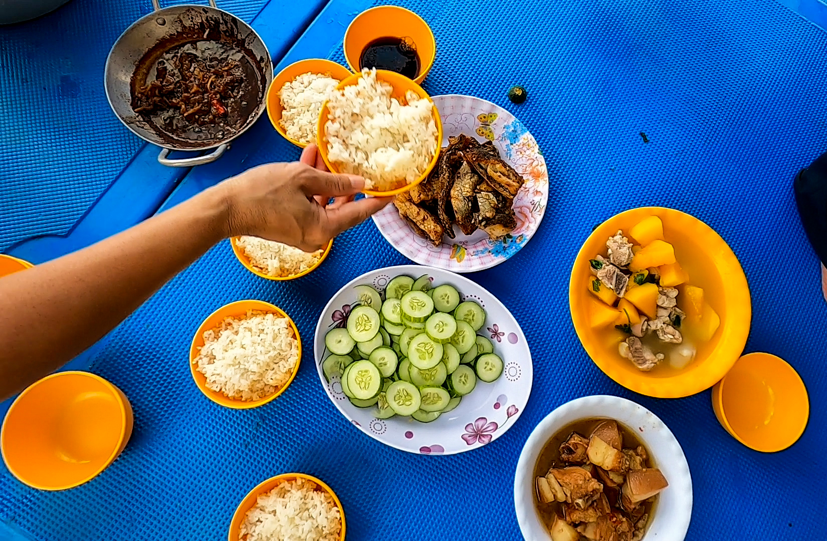 Ngày Tết của ngư dân trên biển: Cũng đủ thịt kho, canh hầm, chờ về đón Tết muộn