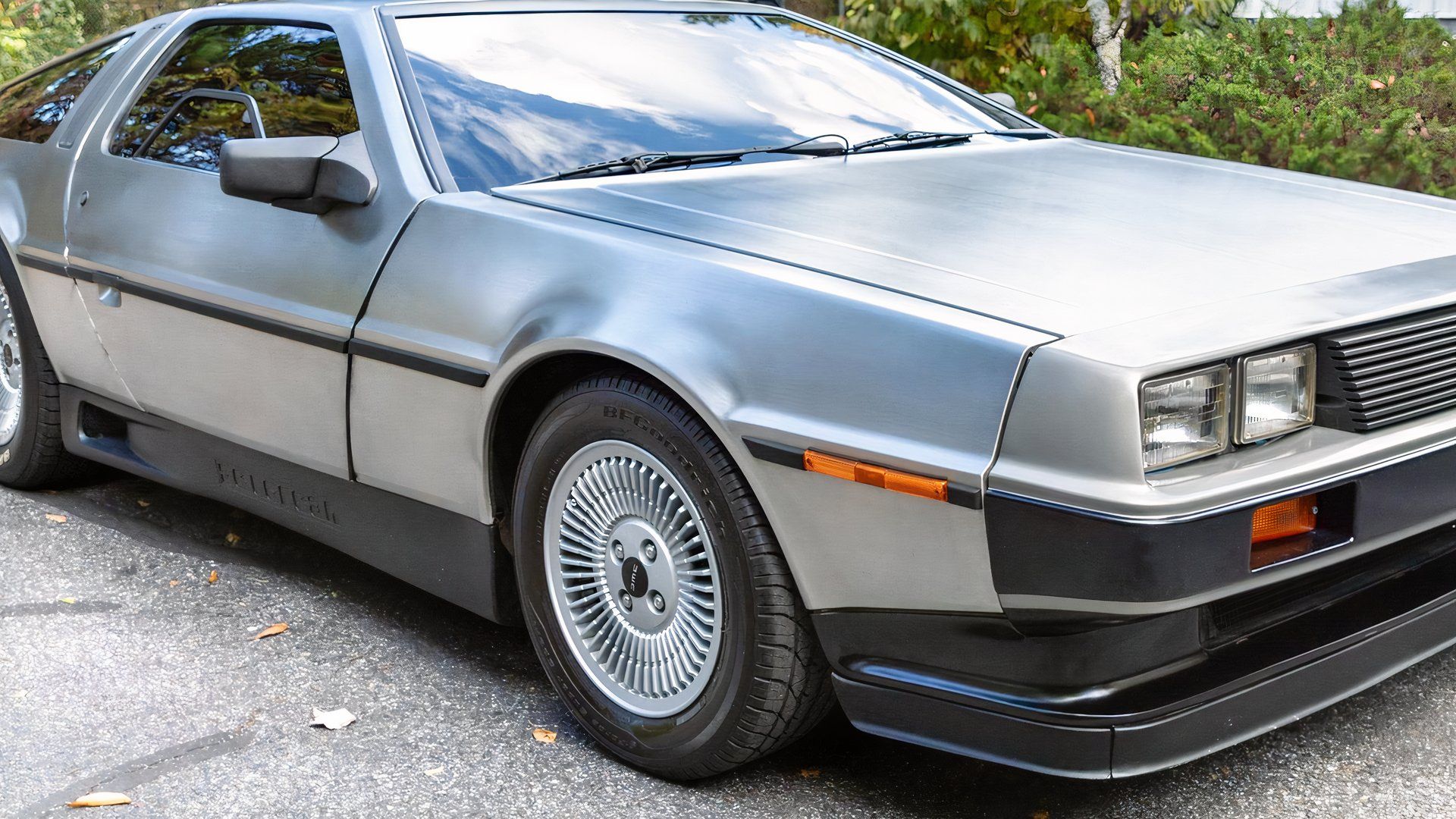 DeLorean DMC-12: The unique sports car with a French-sourced V6 engine<br><br>
