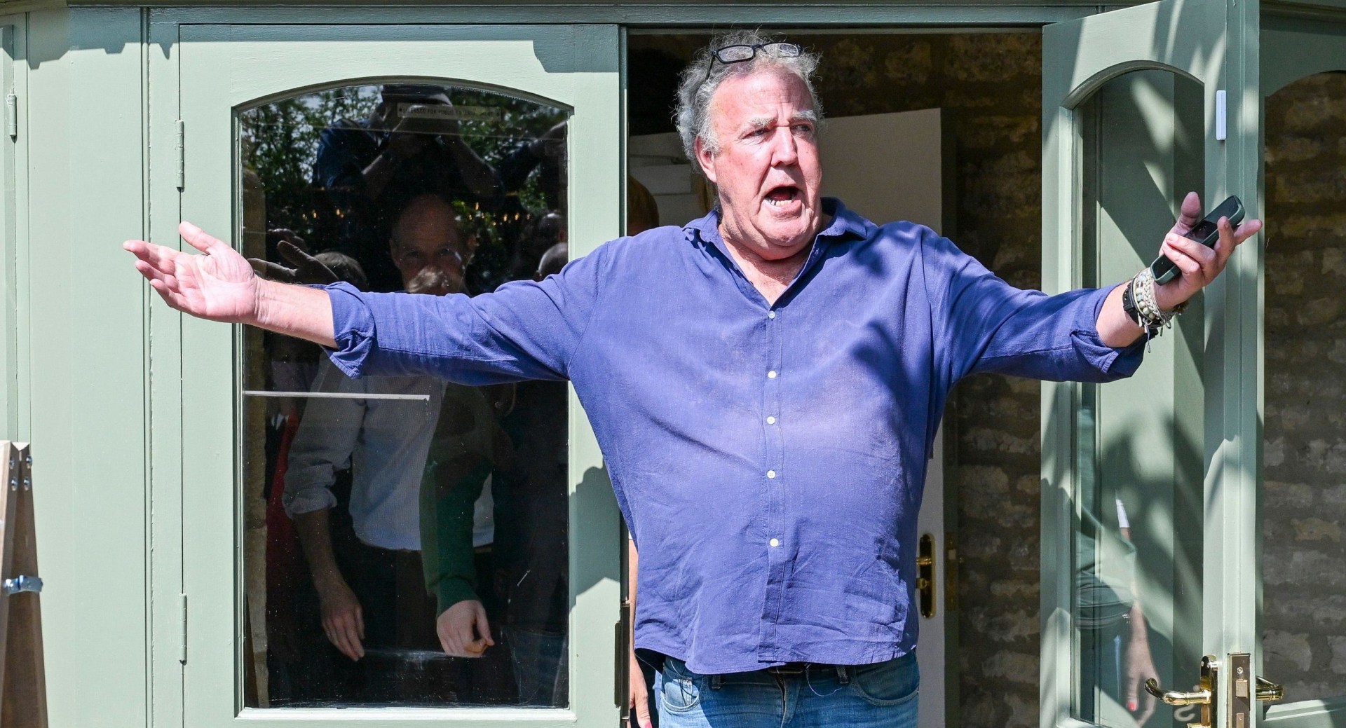 Warning given to locals as Jeremy Clarkson’s Cotswold pub road is set to shut<br><br>
