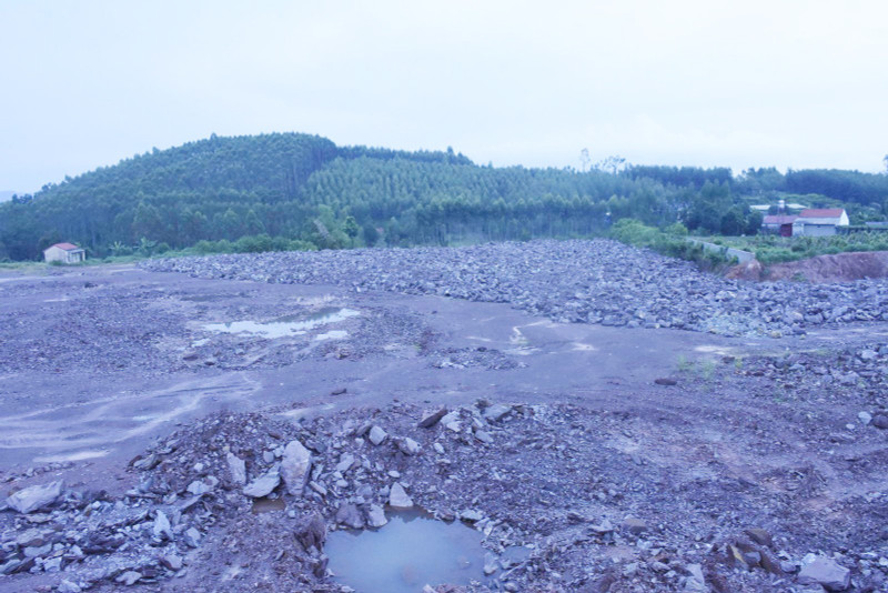 Khởi tố cựu cán bộ 'ngó lơ' vụ khai thác hơn 200.000m3 đất