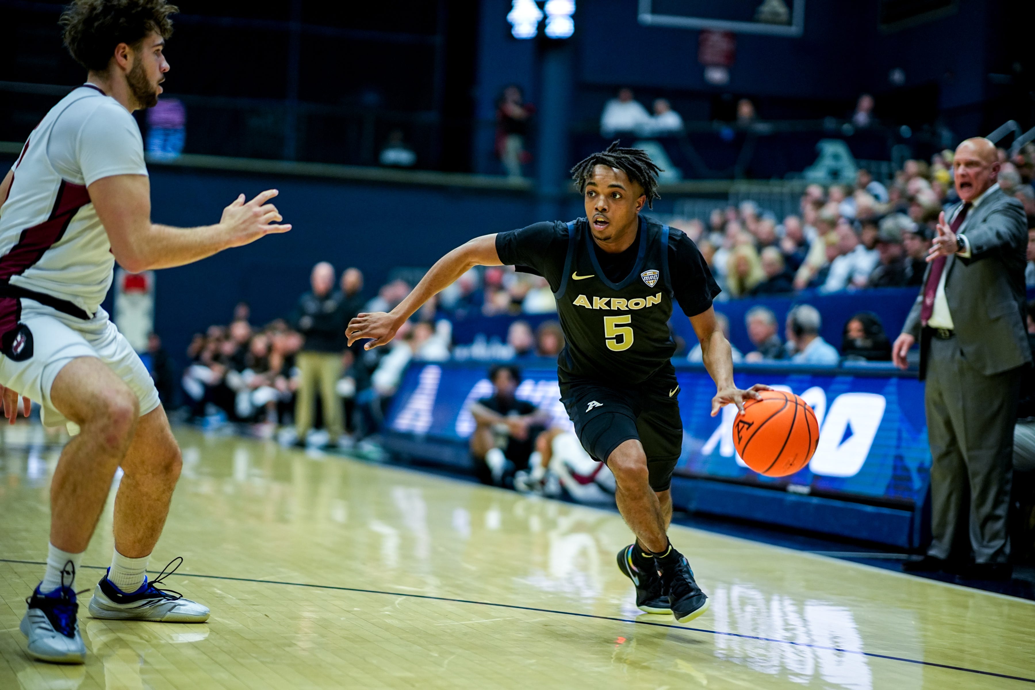 Akron men's basketball extends home win streak to match record