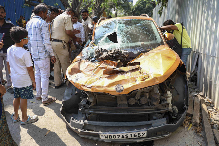 1 dead, 3 injured as parapet segment of metro bridge crashes in Mumbai ...