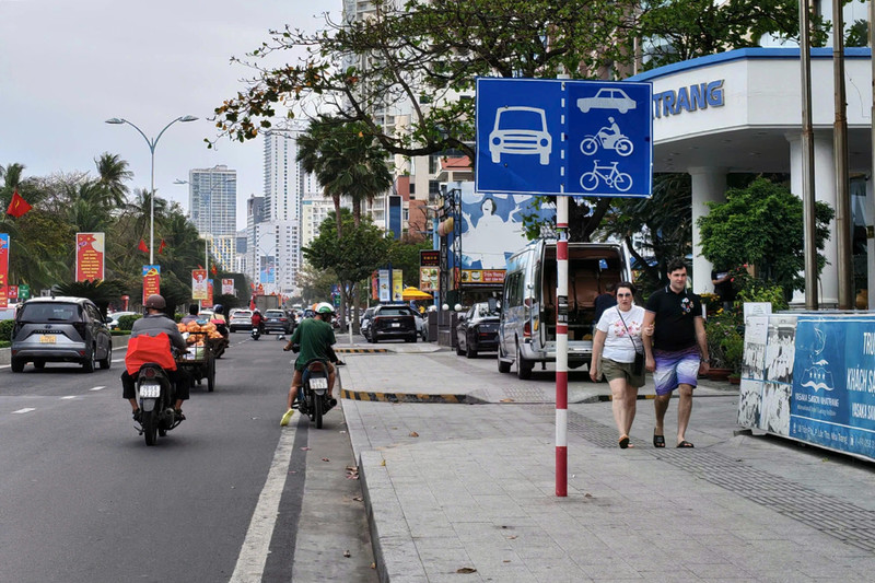 Cho phép ô tô lưu thông chung làn xe máy trên đường Trần Phú ở Nha Trang