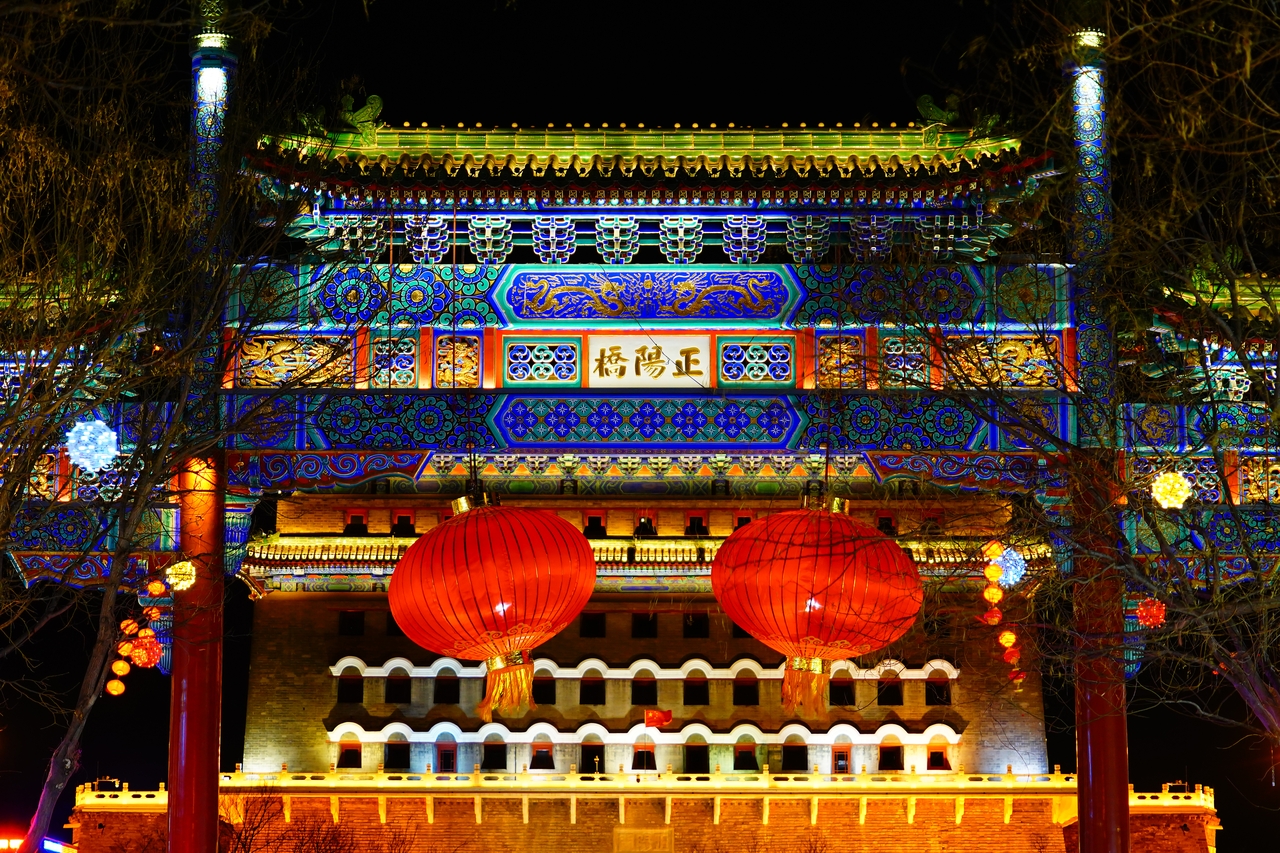 北京：前门大街灯光璀璨年味满满