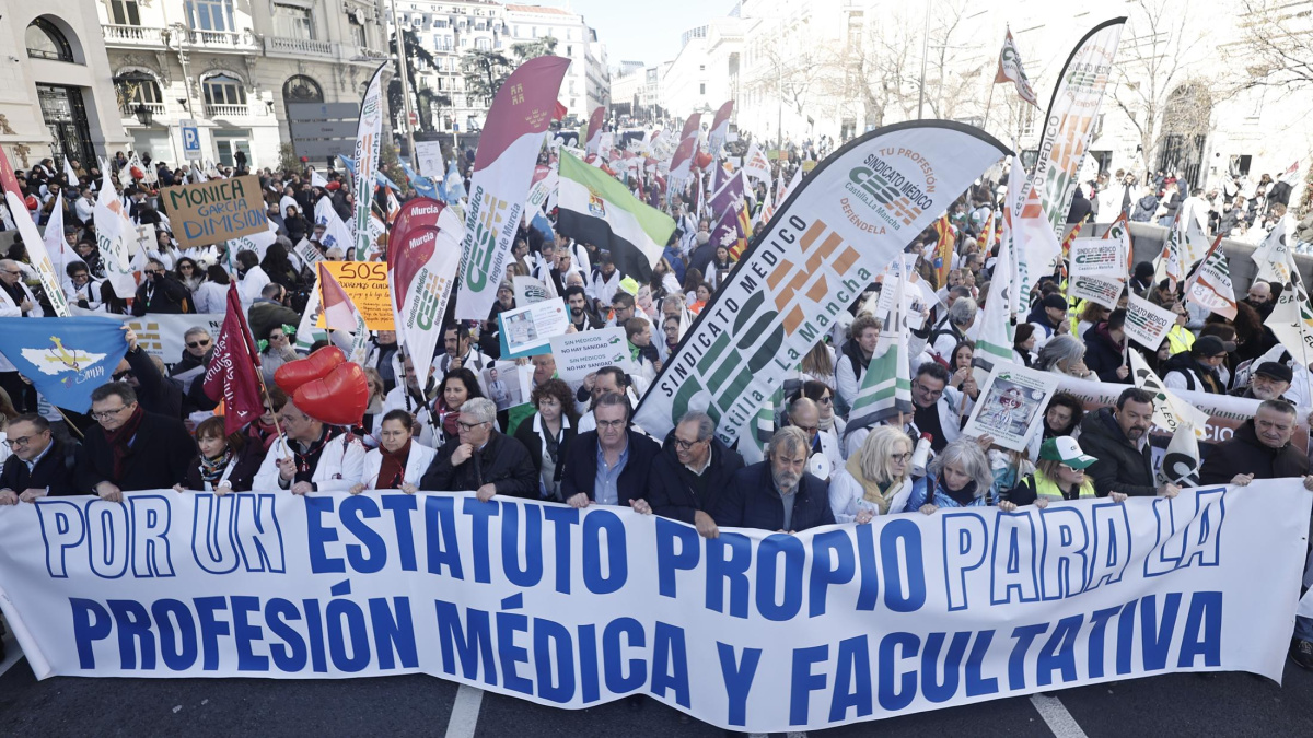 Miles de médicos se manifiestan en Madrid por un estatuto propio y ...