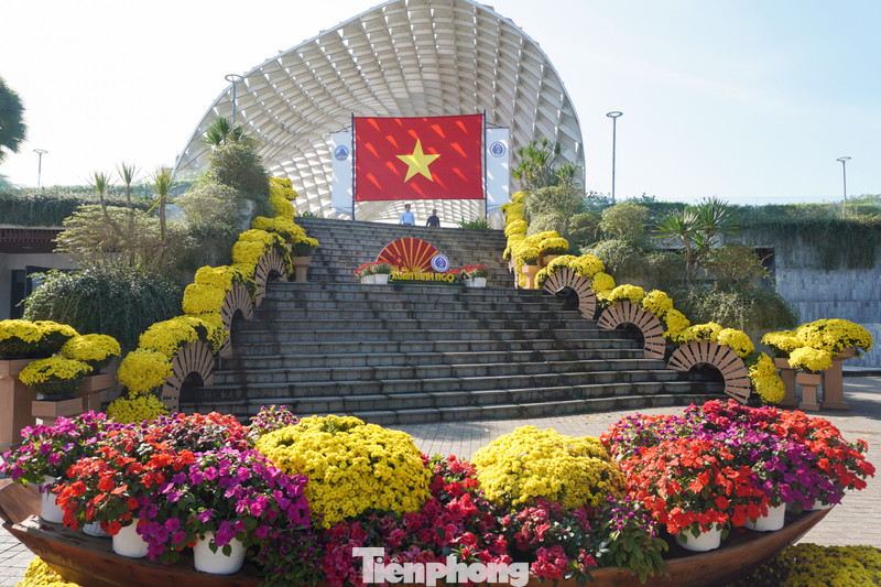 Phố phường Đà Nẵng 'khoác áo mới' đón Tết