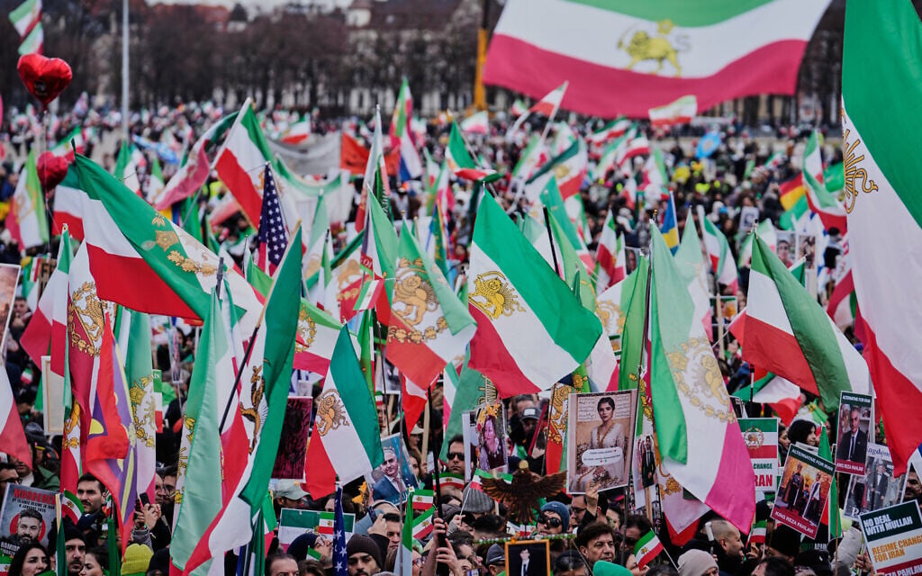 200,000 rally in Munich against Iran’s regime as Pahlavi urges global ...