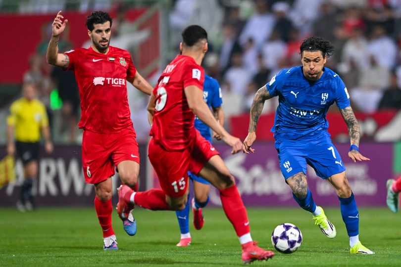 DUBAI, UNITED ARAB EMIRATES - FEBRUARY 09: Darwin Nunez (R) of Al-Hilal in action during the AFC Champions League football match between Al-Hilal and Shabab Al-Ahli at Rashid Stadium in Dubai, United Arab Emirates on February 09, 2026. (Photo by Waleed Zein/Anadolu via Getty Images)