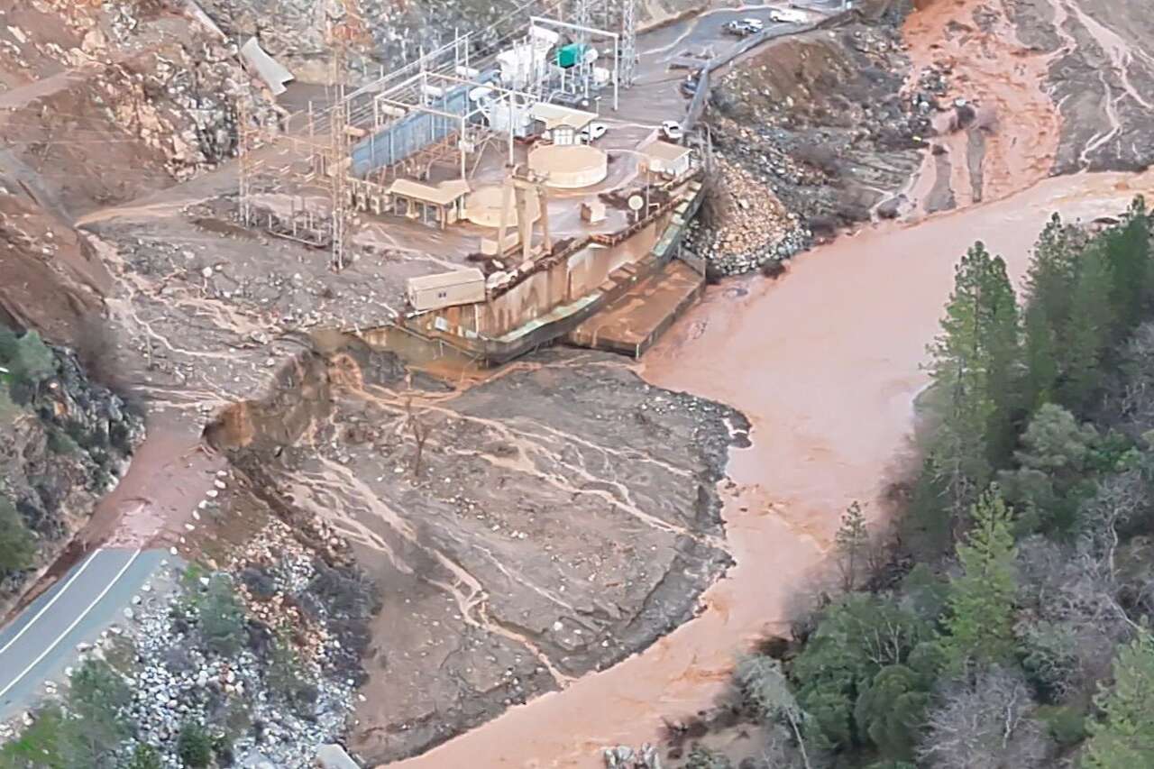 Workers rescued after burst pipe floods Northern California power plant<br>