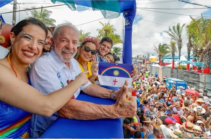 Lula com Raquel Lyra e João Campos no desfile do Galo da Madrugada: tentativa de armistício Foto: Ricardo Stuckert/PR