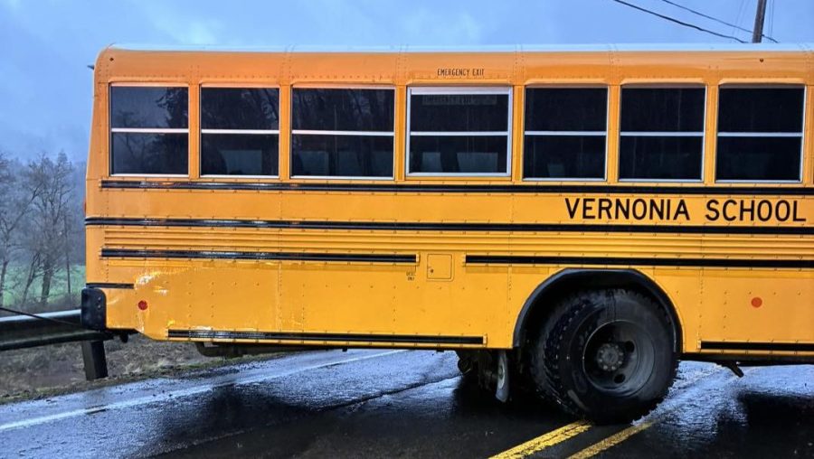 Bus carrying Vernonia High School athletes hit by minivan, 1 student ...