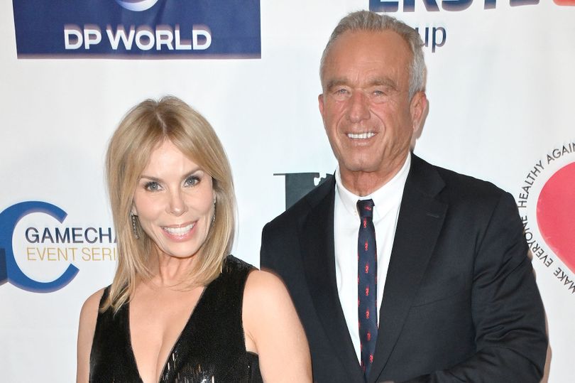 Cheryl Hines sends 4-word Valentine