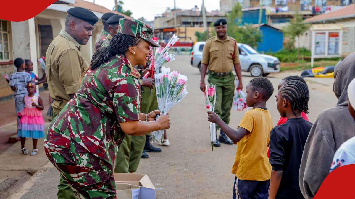Kind police officers spread Valentine's Day cheer with less fortunate ...