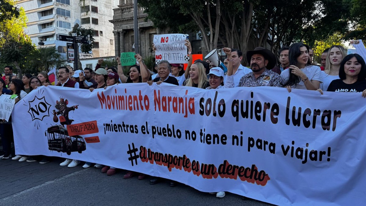 Dirigentes de Morena encabezan marcha contra alza al transporte en Jalisco