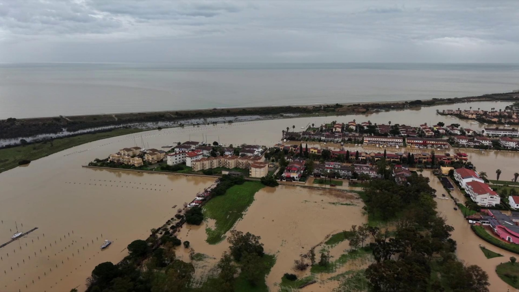 Alluvione nella Sibaritide, drone in volo sui Laghi di Sibari in Calabria