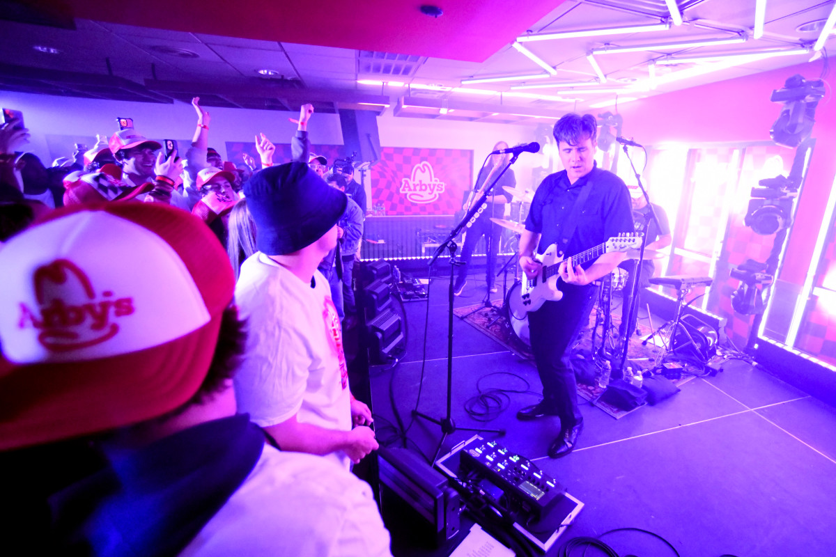 '90s rock band plays in American fast food chain, stuns fans with decision