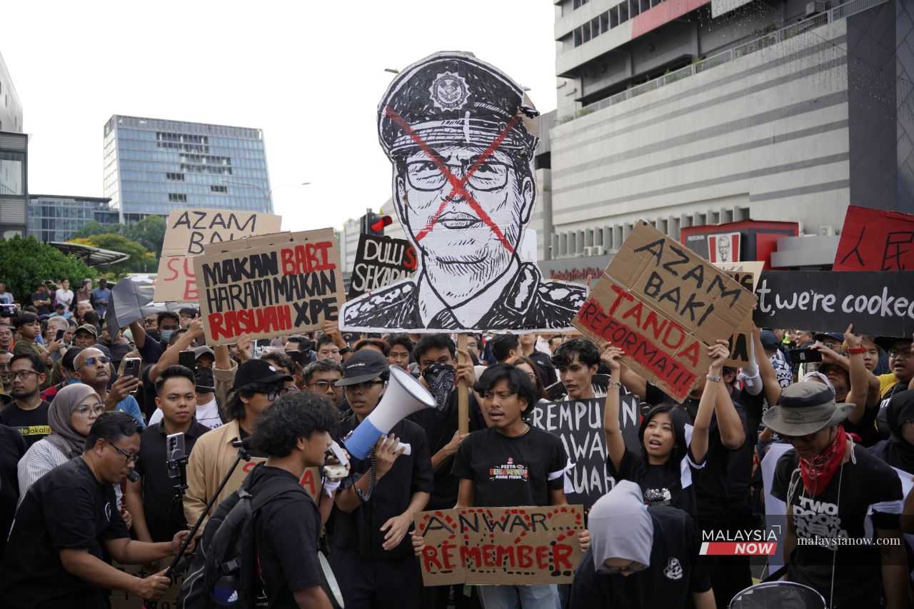 'Anwar liar!' reverberates in KL as thousands demand arrest of MACC ...