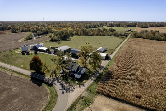 Las tierras agrícolas de la familia incluyen aproximadamente 1.000 acres de maíz y soja.