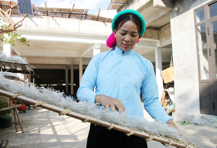 Người vùng cao Bình Liêu tất bật làm đặc sản miến dong phục vụ Tết