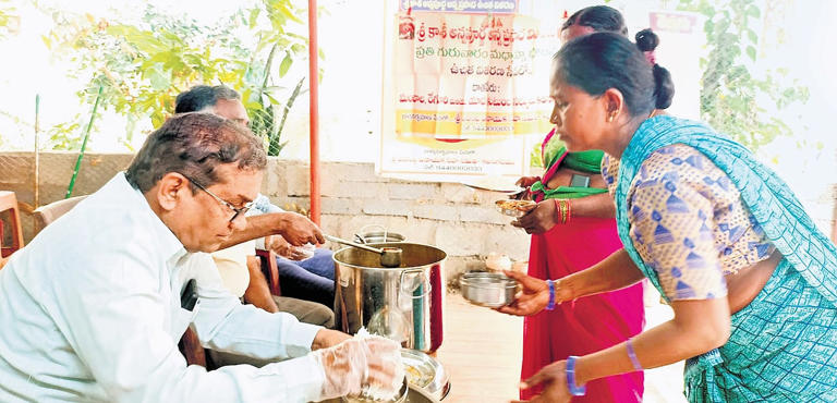 Retired employee feeds hundreds daily at Telangana's Karimnagar Hospital