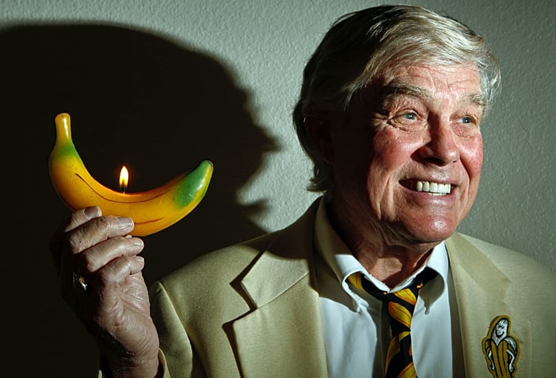 Hombre sosteniendo un plátano. Imagen de archivo Copyright 2010 AP. All rights reserved.