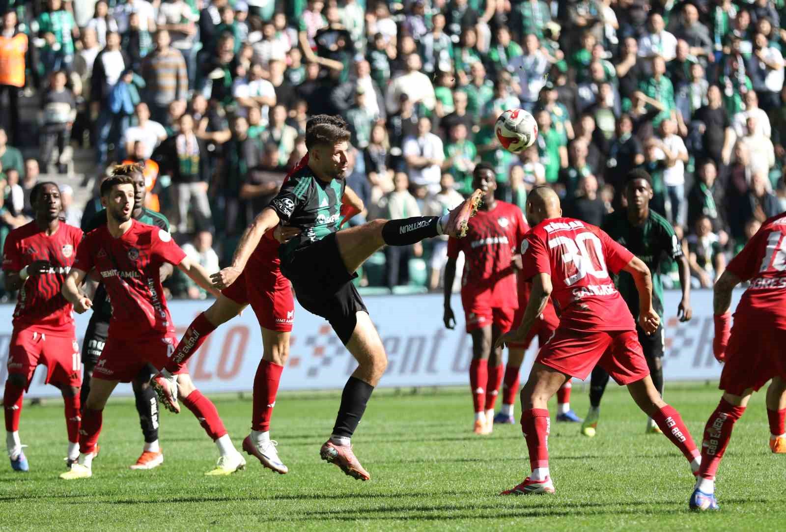 Trendyol Süper Lig: Kocaelispor 1 - Gaziantep FK 0 (İlk yarı)