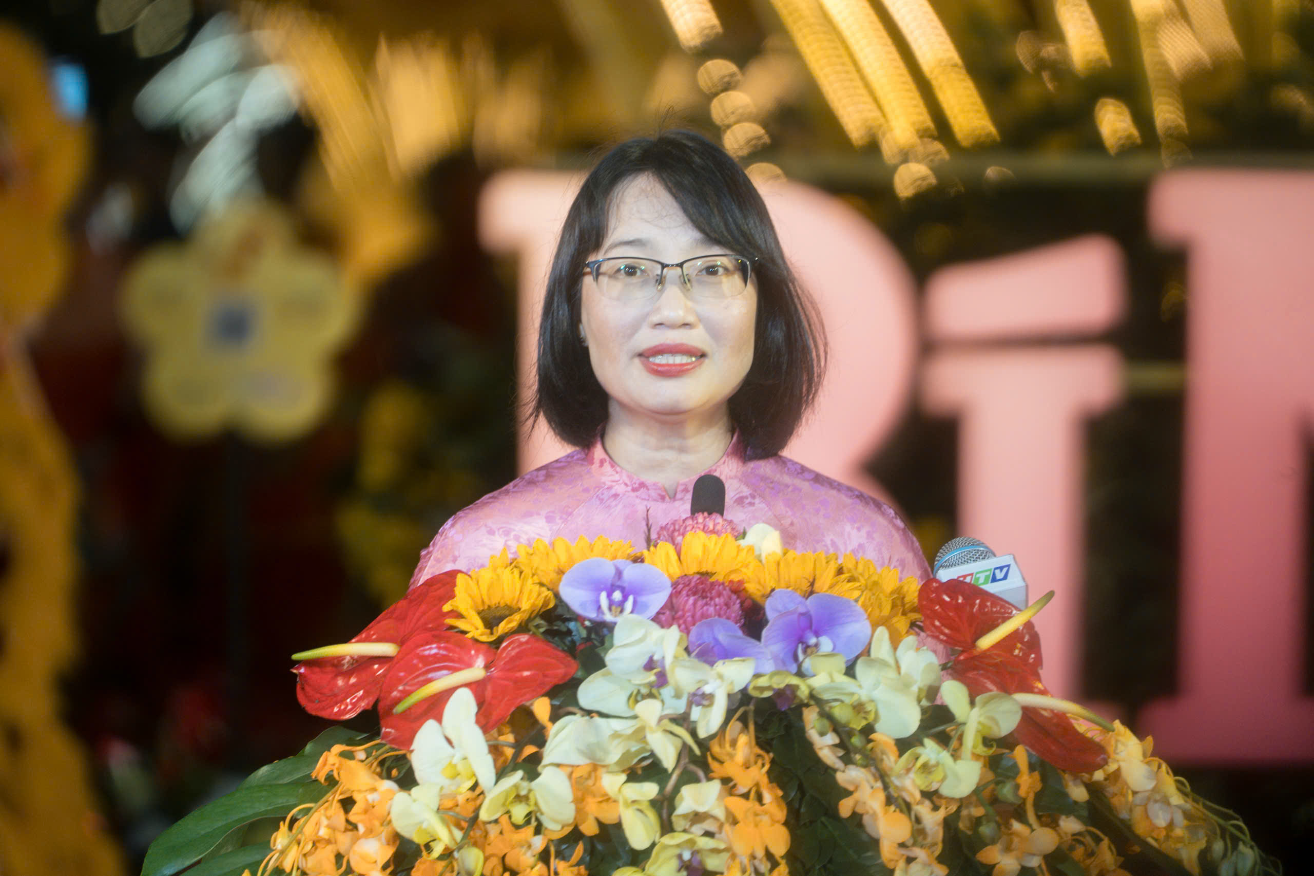 Bà Trần Thị Diệu Thúy - Phó Chủ tịch UBND TP.HCM phát biểu khai mạc đường hoa Nguyễn Huệ - Ảnh: HỮU HẠNH