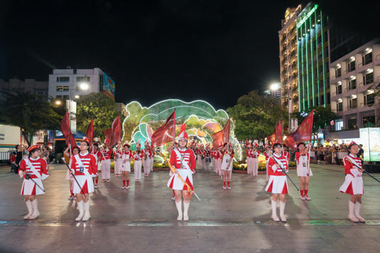 Lễ khai mạc Đường hoa Nguyễn Huệ diễn ra đúng 19h ngày 15-2 trong thời tiết mát mẻ những ngày cuối năm Nguyên đán - Ảnh: HỮU HẠNH