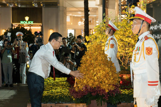 Trước khai mạc đường hoa Nguyễn Huệ, lãnh đạo và các nguyên lãnh đạo trung ương, TP.HCM đã làm lễ dâng hoa trước tượng đài Bác Hồ - Ảnh: HỮU HẠNH