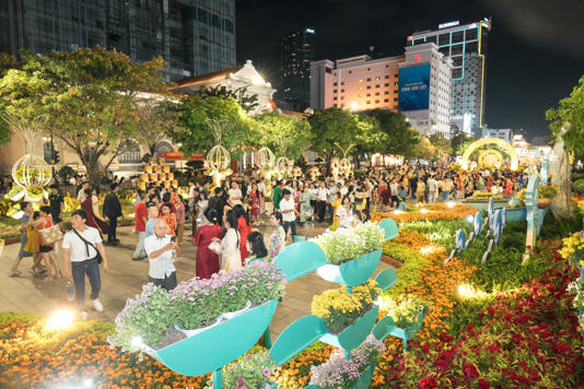 Suốt đường hoa có đại cảnh với 100.000 chậu hoa tươi đã thu hút người dân chụp hình, tham quan ngay trong đêm khai mạc - Ảnh: HỮU HẠNH