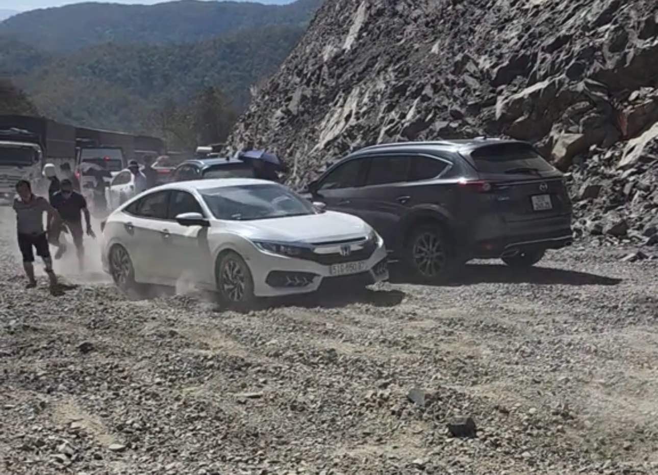 Xe ô tô ùn ứ, xếp hàng dài trên đèo Đại Ninh do mặt đường xấu