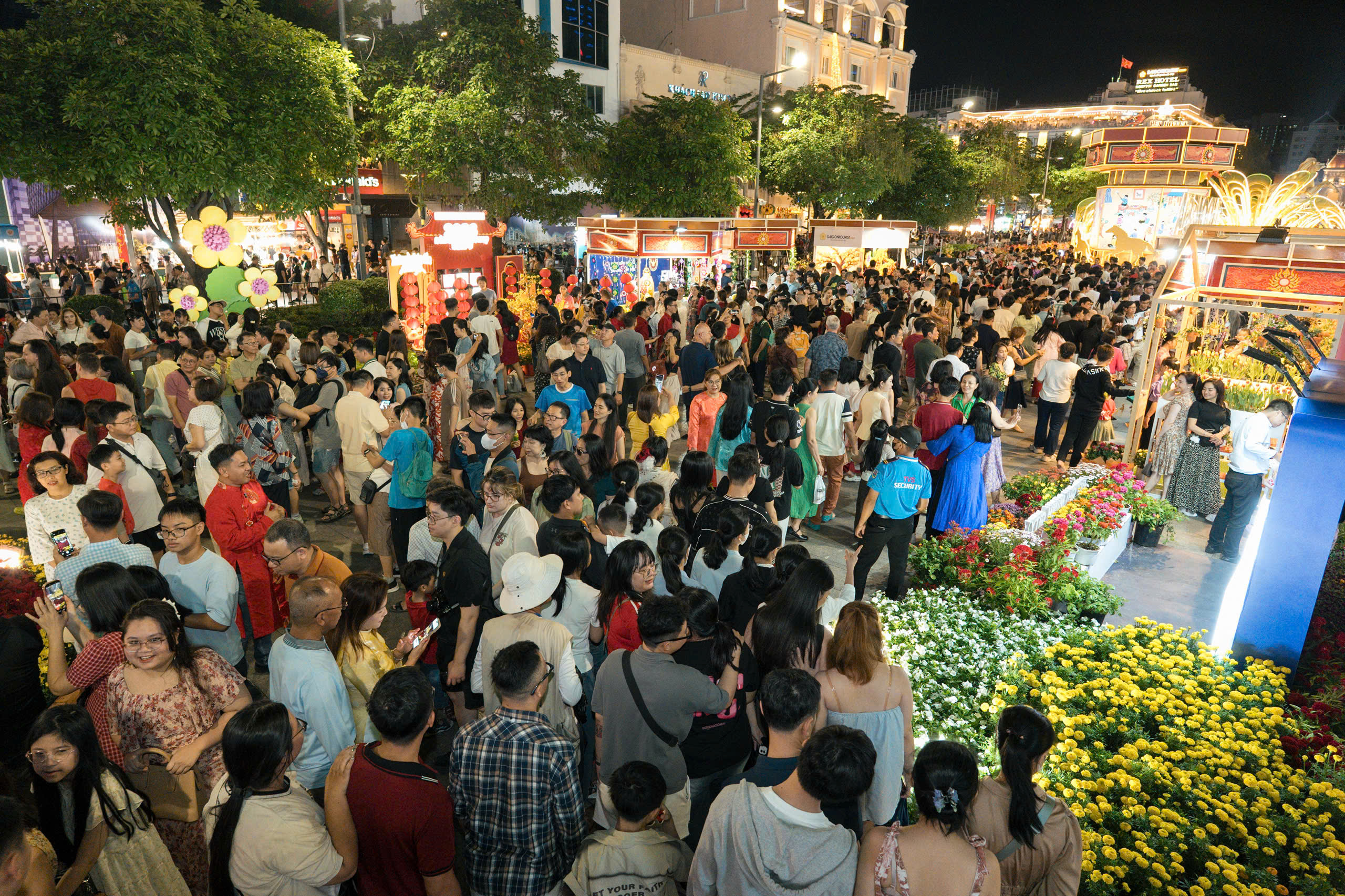 Càng về tối, đường hoa Nguyễn Huệ đón càng đông khách đến tham quan, thưởng lãm.