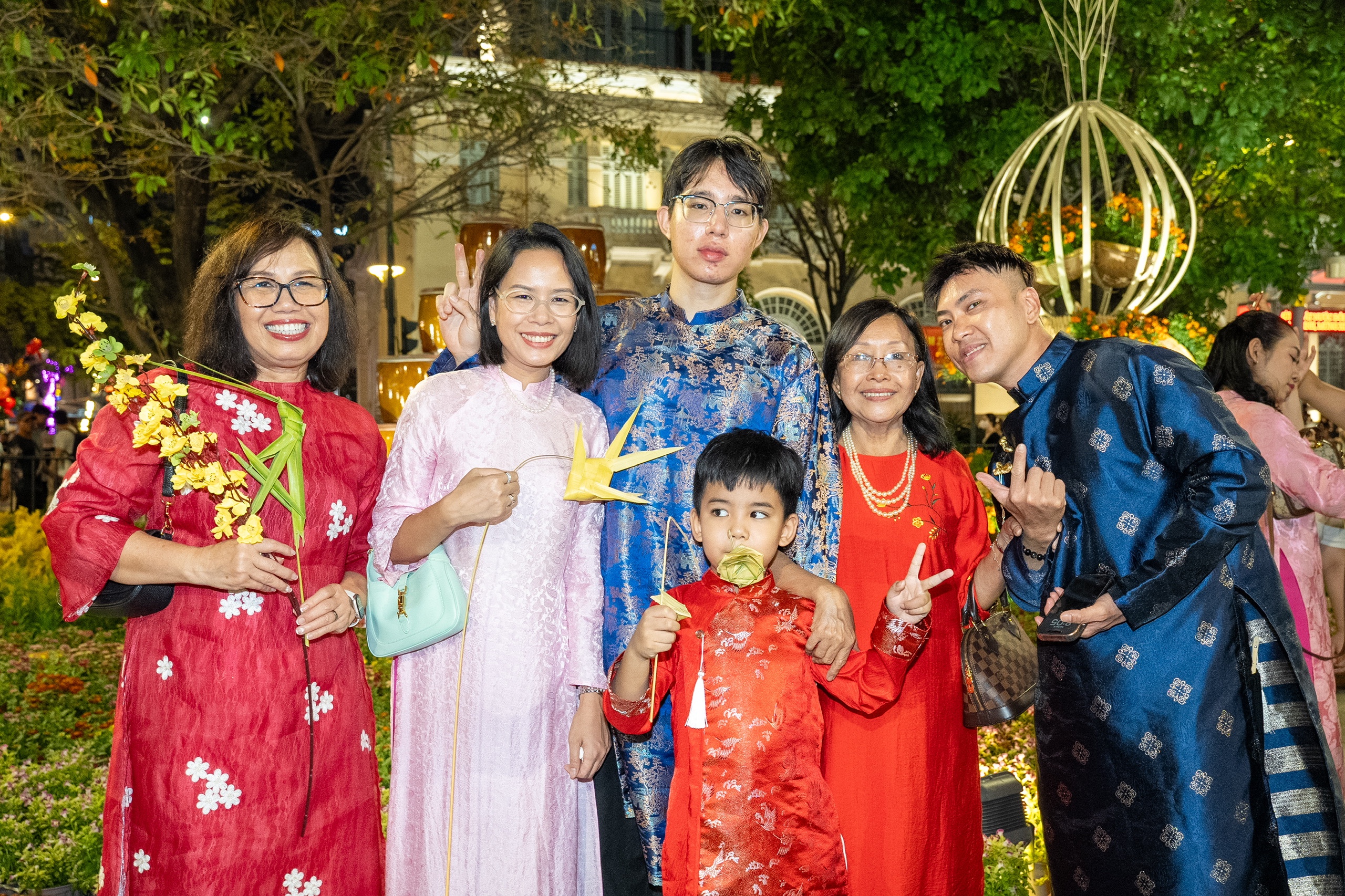 Gia đình chị Ngọc Hân (Bình Thạnh, TP.HCM) dẫn nhau tham quan đường hoa Nguyễn Huệ vừa mở cửa đón khách