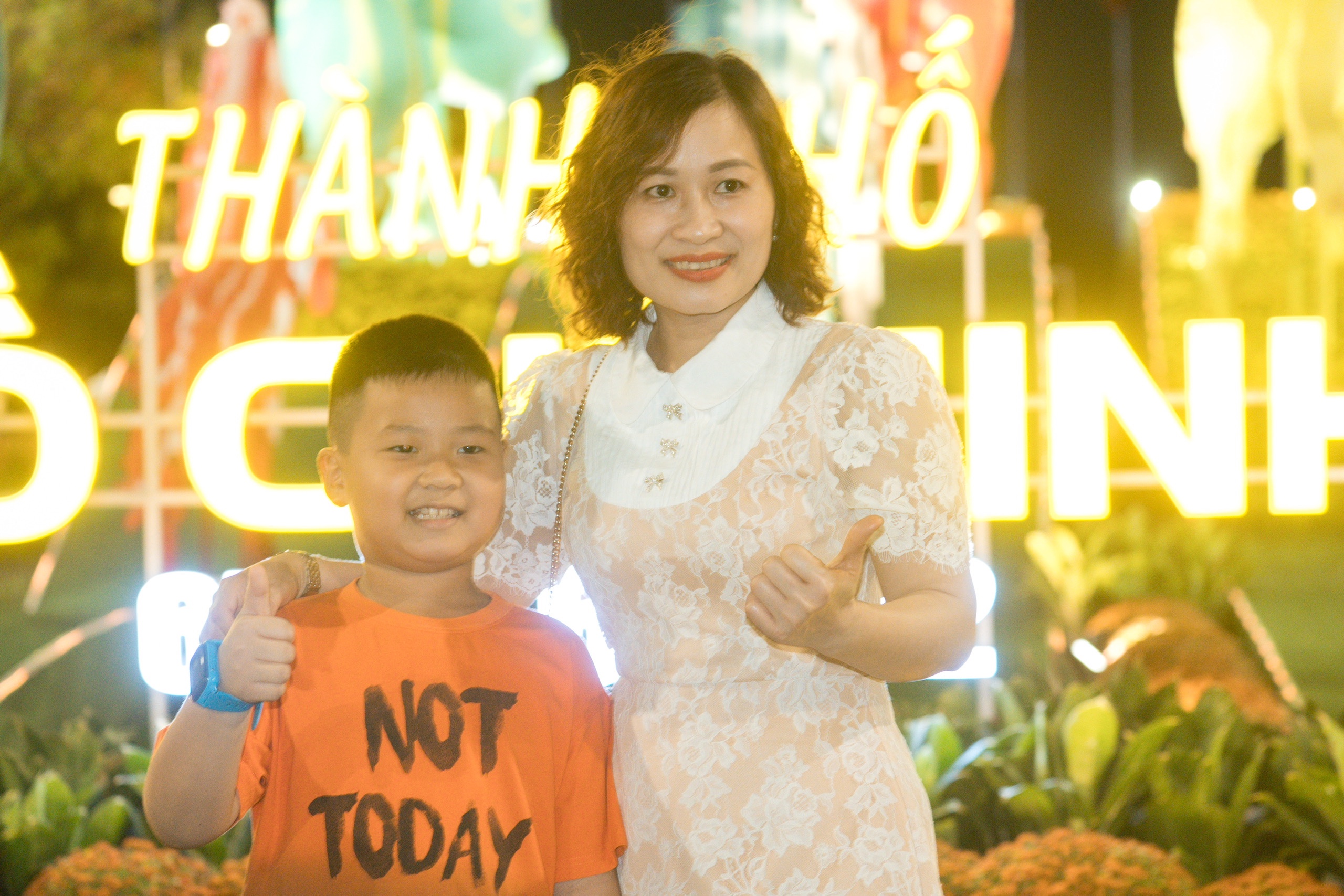 Chị Nguyễn Thị Lệ Nương (TP.HCM) cùng con check in đường hoa Nguyễn Huệ sau khai mạc.