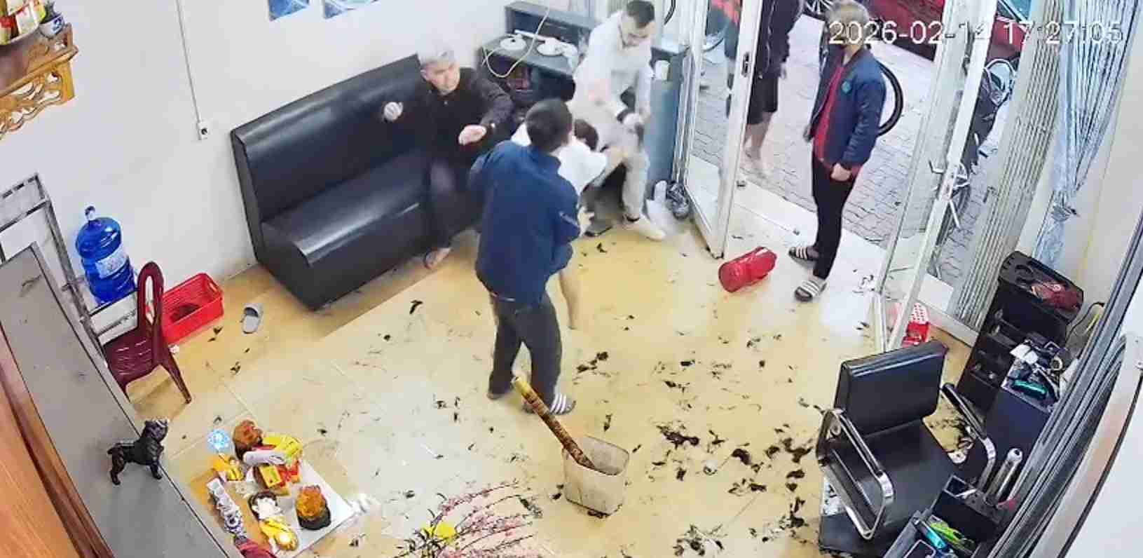 Nhóm người cầm vật giống súng xông vào quán cắt tóc hành hung, đòi tiền ở Hưng Yên